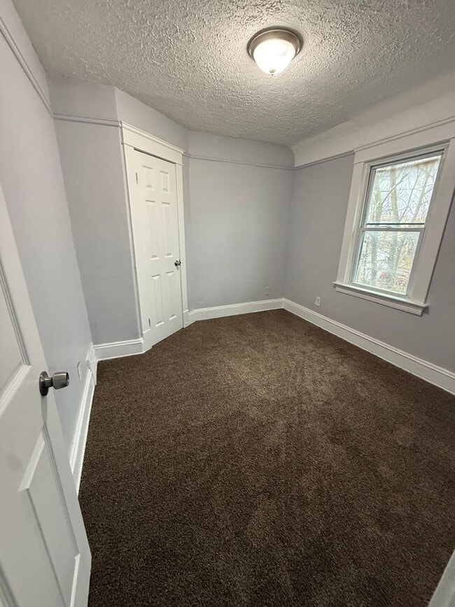 Building Photo - 4bd Single Section 8