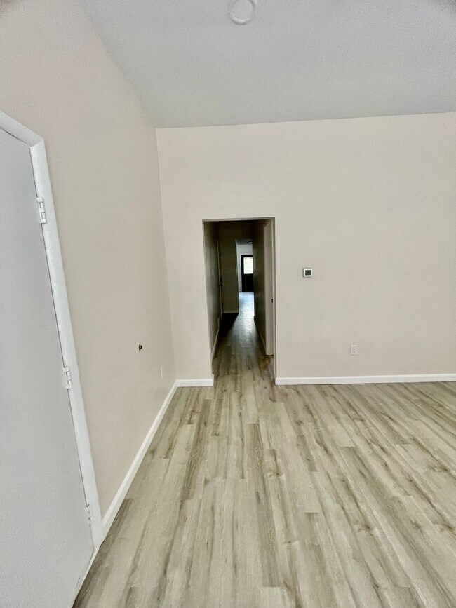 Building Photo - 112 Hemlock St