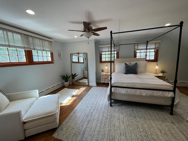 Building Photo - 5650 N Bayview Rd