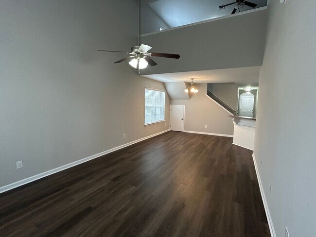 Building Photo - Beautiful End Unit Townhome