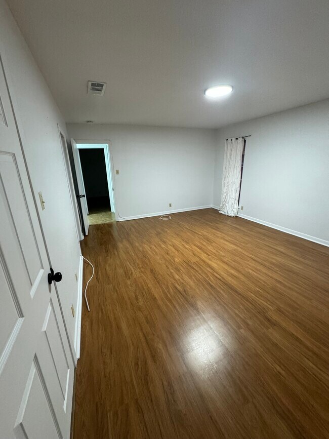 Building Photo - 200 Shalimar Dr