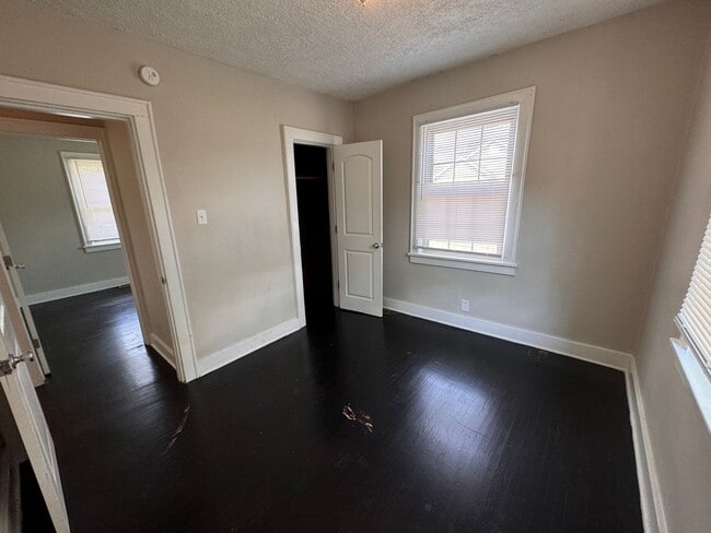 Building Photo - Charming Three bedroom, one bath house!