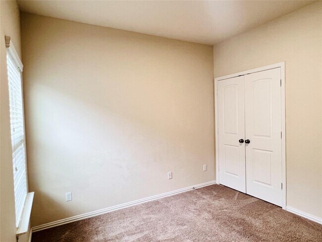Building Photo - 260 Chickadee Ln