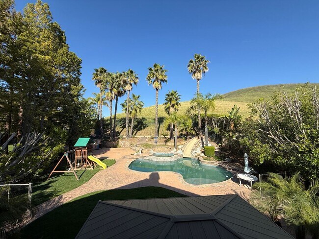 Building Photo - Beautiful 5 bed, 4.5 bath pool home in Wood Ranch