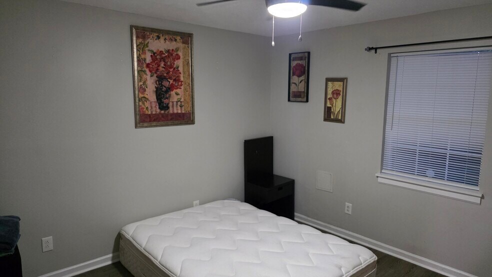 Building Photo - 1417 22nd Ave N