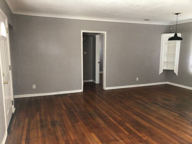 Building Photo - 630 N Manor St