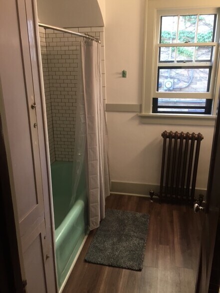 Bathroom - 118 Pine St