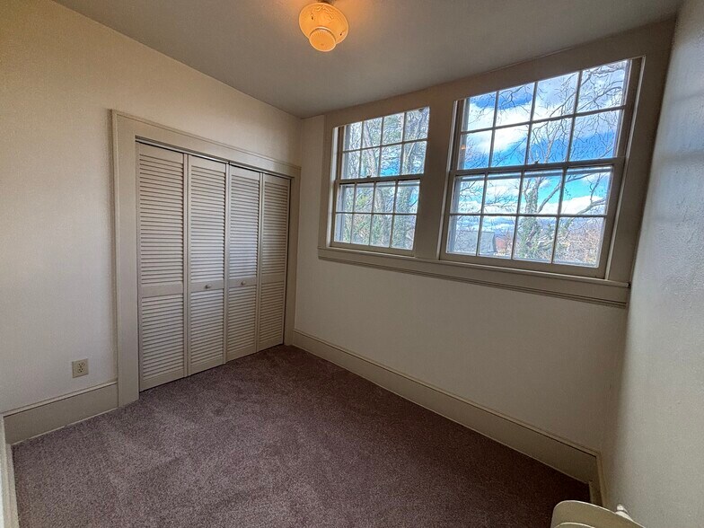 Building Photo - 1507 Hampton Ave SW