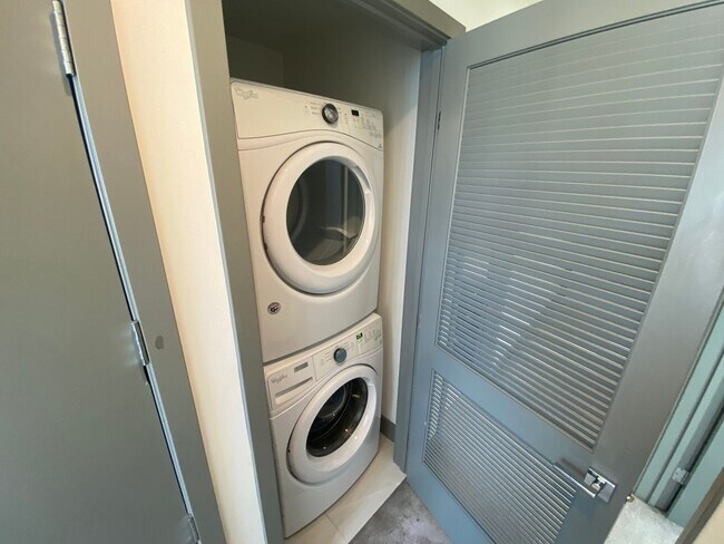 Building Photo - NEWER  SMART HOUSE 4BD*4BA*TOWNHOME*HWFLS*WASHER/DRYER IN UNIT* YARD*BALCONY*STAINLESS APPLIANCES...