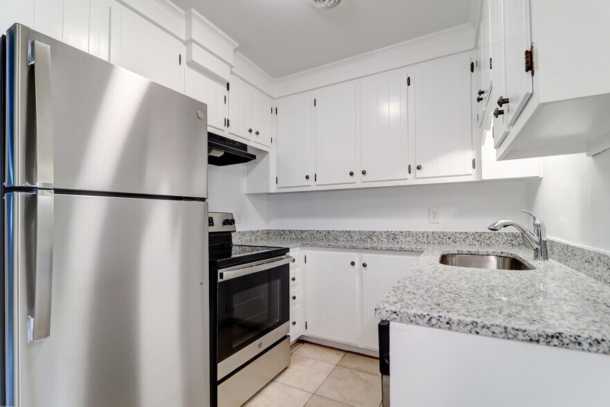 Building Photo - 1618 Poinsettia Rd