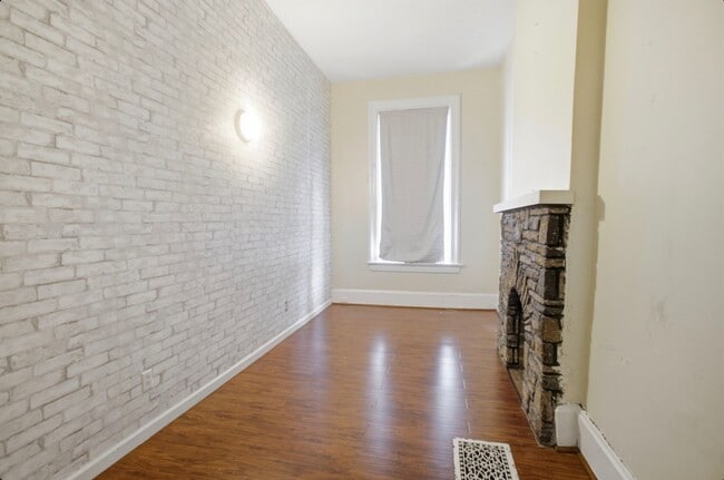 Building Photo - 122 E University Ave