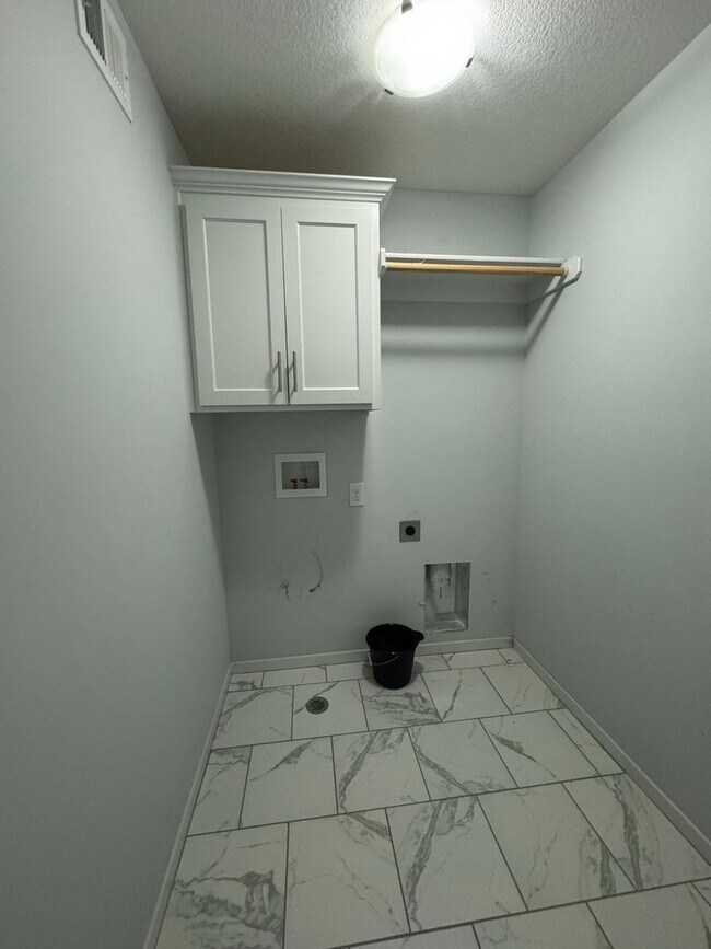 Building Photo - 4 Bedroom, 3 1/2 bathroom in Olathe!