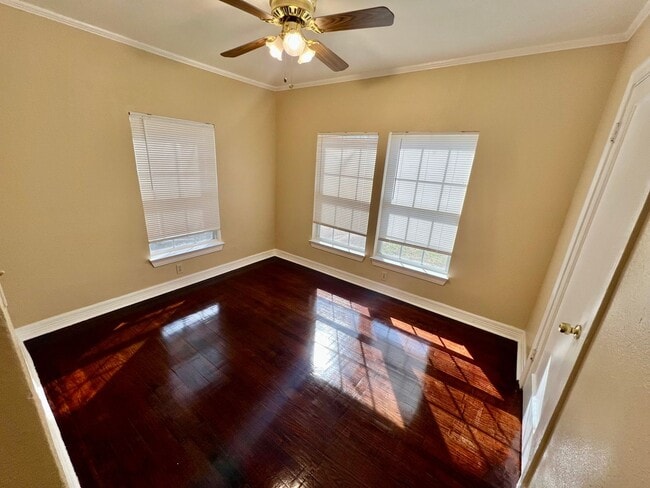 Building Photo - 502 Zennia St