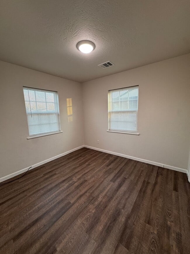 Building Photo - Located in Southlawn!!! 3/2 CH/A