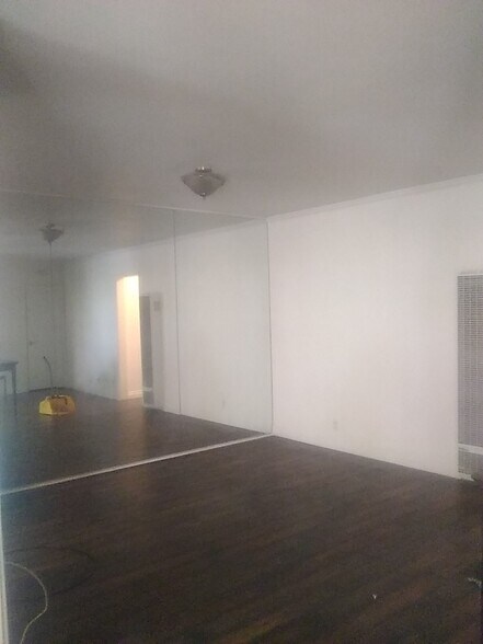 Building Photo - 11634 Gorham Ave