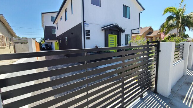 Building Photo - 84(142-144 1/2)