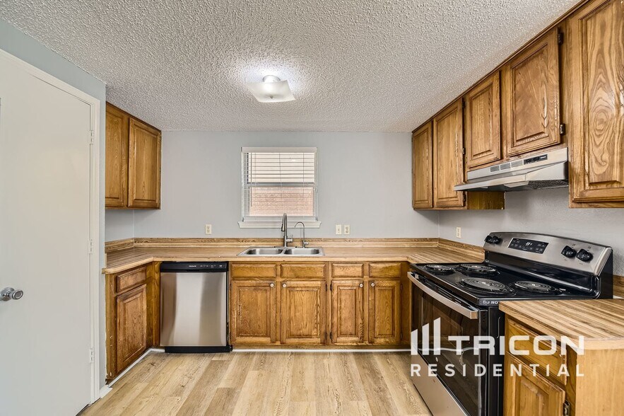 Building Photo - 909 Canary Ln