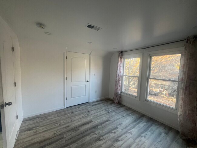 Building Photo - 381 Shelton Ave