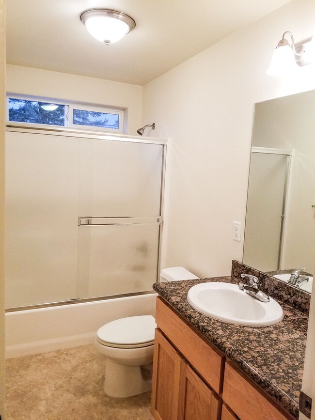 Building Photo - Great two bedroom, two bath unit in East Medford