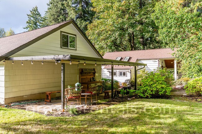 Building Photo - Charming 2BR 2BA Home Off Cooper Point Rd