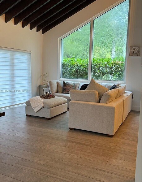 Building Photo - 3231 Salzedo St