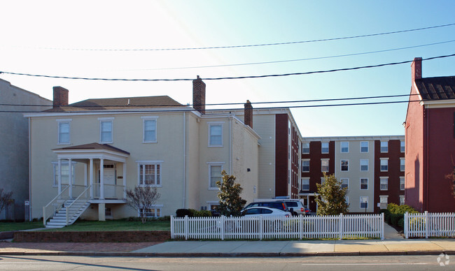 Building Photo - Pine Court II