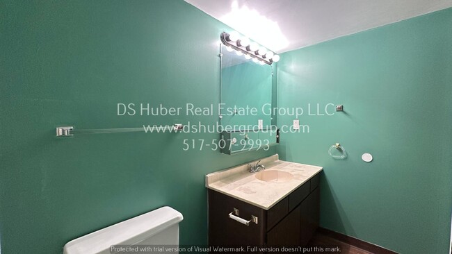 Building Photo - Lower level apartment - 2 bed 1 bath in La...