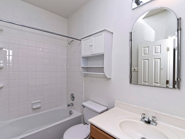 Building Photo - 105 Pecanwood N