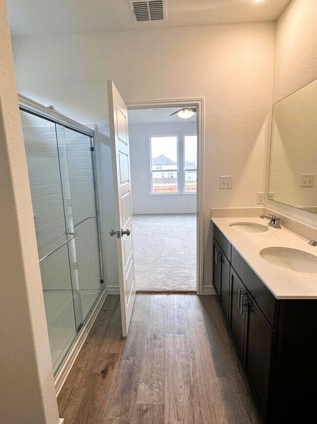 Building Photo - 612 Rustic Grv