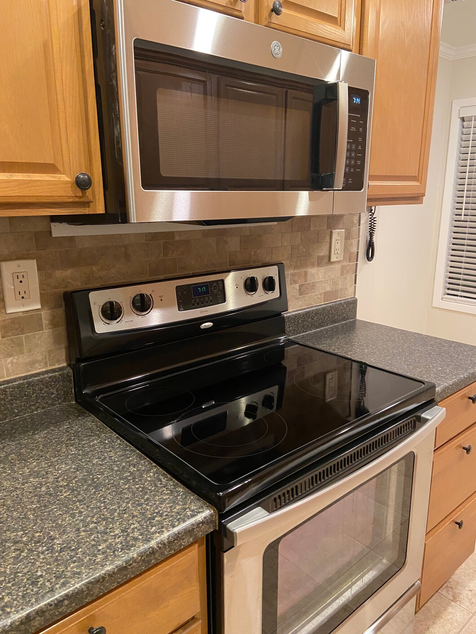 Building Photo - 180 Amberly Dr