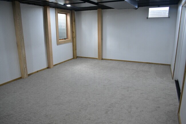 Building Photo - 1208 Oak St N