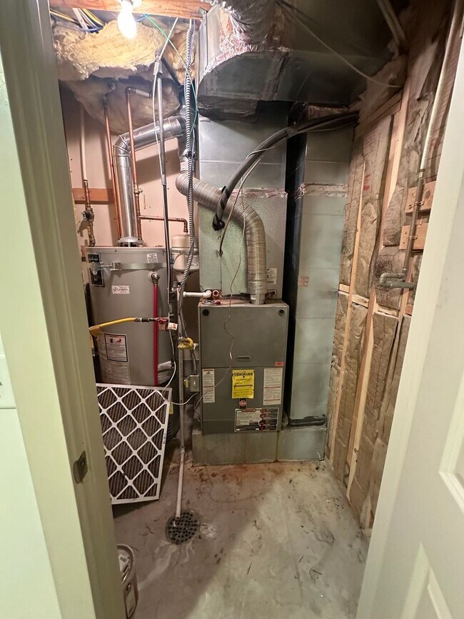 Building Photo - GET $1000 OFF THE FIRST MONTHS RENT!!!