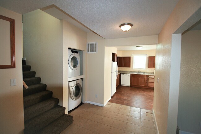 Building Photo - 920 Devils Glen Rd