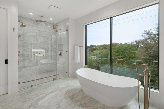 Building Photo - 2401 Oakhaven Cir