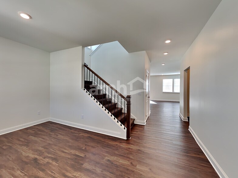 Building Photo - 799 Carnaby Ln