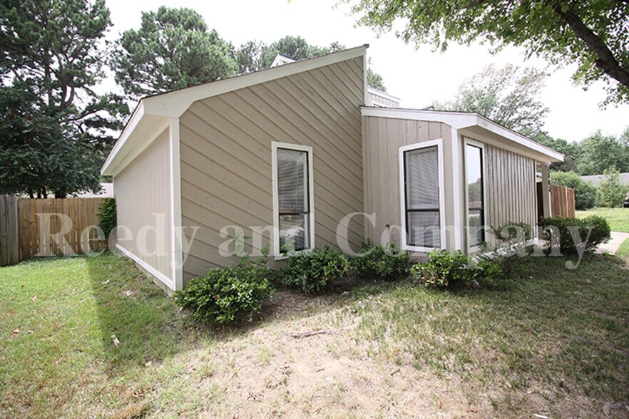 Building Photo - 6363 Thistlebrook Dr