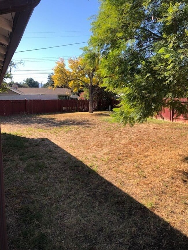 Building Photo - Nicely remodeled 3 bedroom 2 bath home wit...