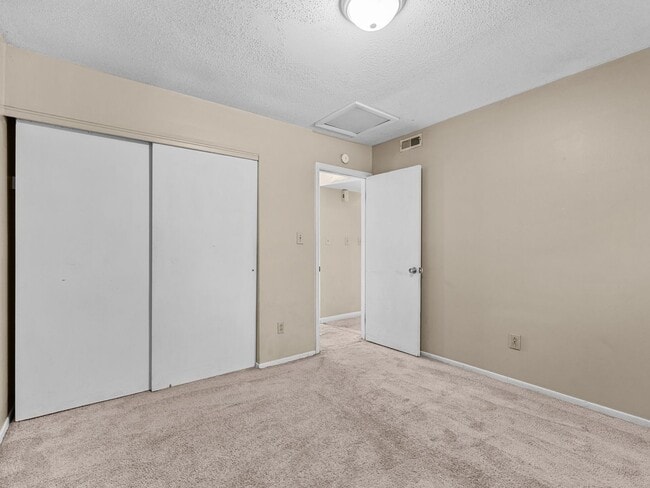 Building Photo - Townhome Beauty!