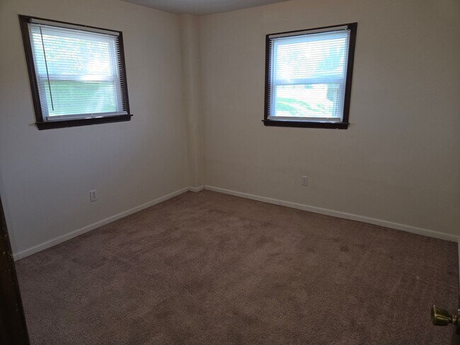 Building Photo - 306 W Southampton Dr