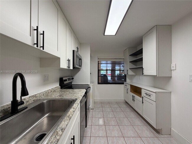 Building Photo - 400 Commodore Dr