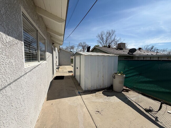 Building Photo - 5034 N Acacia Ave