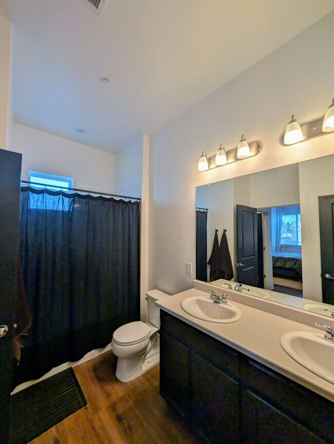 Building Photo - Long Realty & Property Management - 2 Bedroom 2 Bathroom condo in Aurora