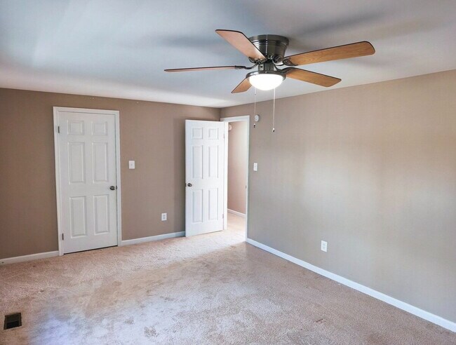 Building Photo - Inviting Townhome in Sterling with Spaciou...