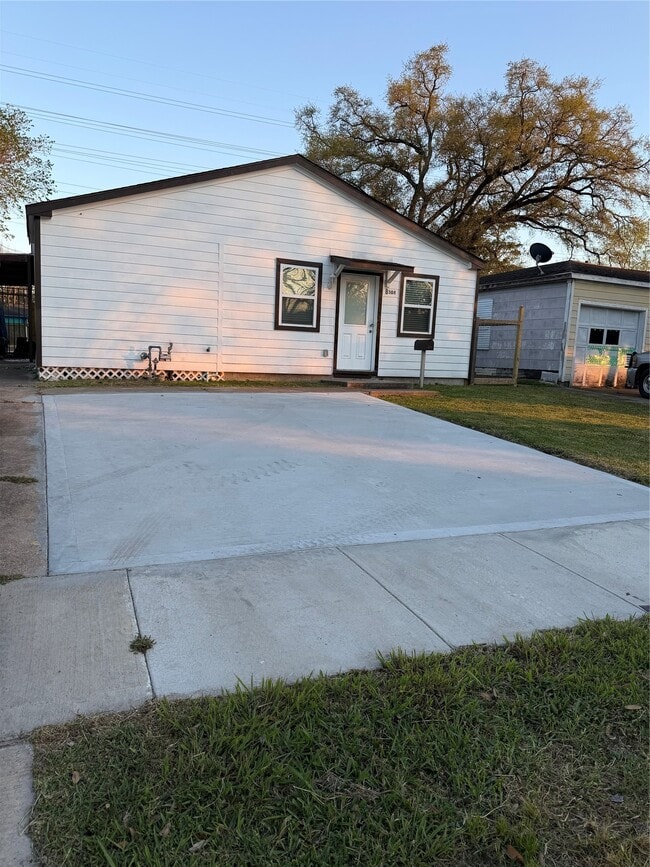 Building Photo - 8308 Lenore St