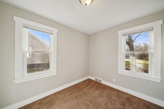 Building Photo - Cute 2 Bed 1 Bath Remodeled Home W/basemen...