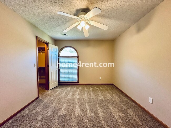 Building Photo - Beautiful, Spacious Home w/ Open Floor Pla...