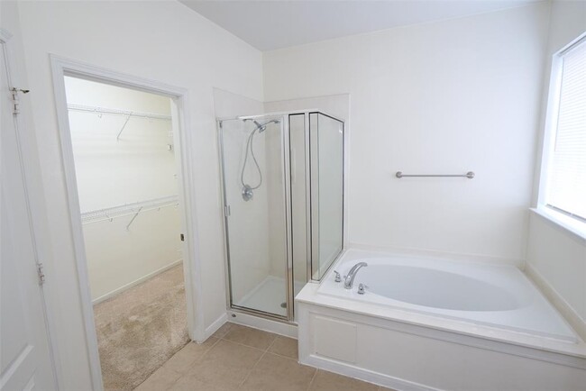 Building Photo - 3030 Sunchase Ct