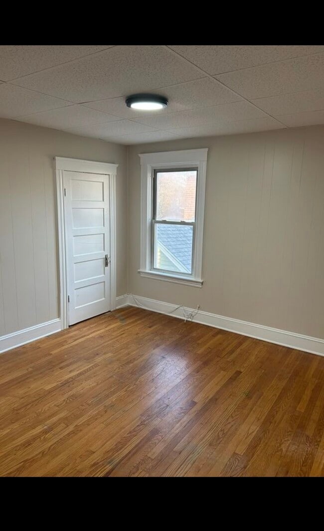 Building Photo - 37 Maple St