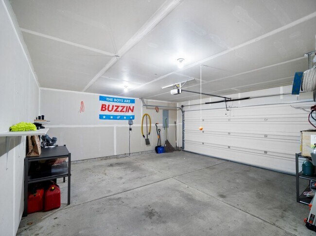 Building Photo - Bright & Comfortable 3 Bedroom Home (Furnished)