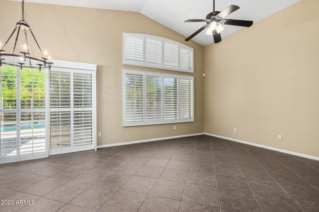 Building Photo - 295 W Goldfinch Way